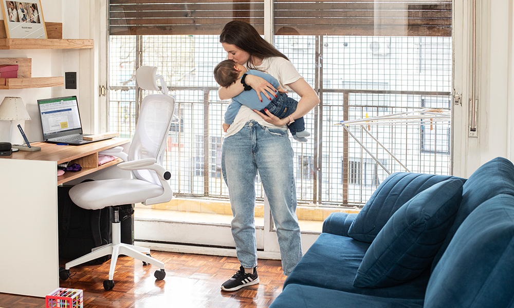 Camila Schifman, Asistente de Compras, y su hijo, Franchesco.